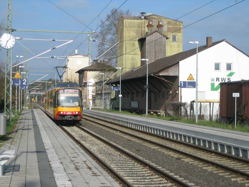 Stadtbahn bei der Einfahrt in den Bahnhof Rheinzabern