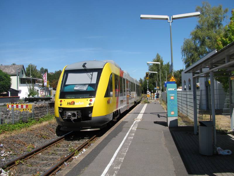 der Bahnsteig des Bahnhofs von Elz mit einem nach Altenkirchen fahrenden Zug der RB90