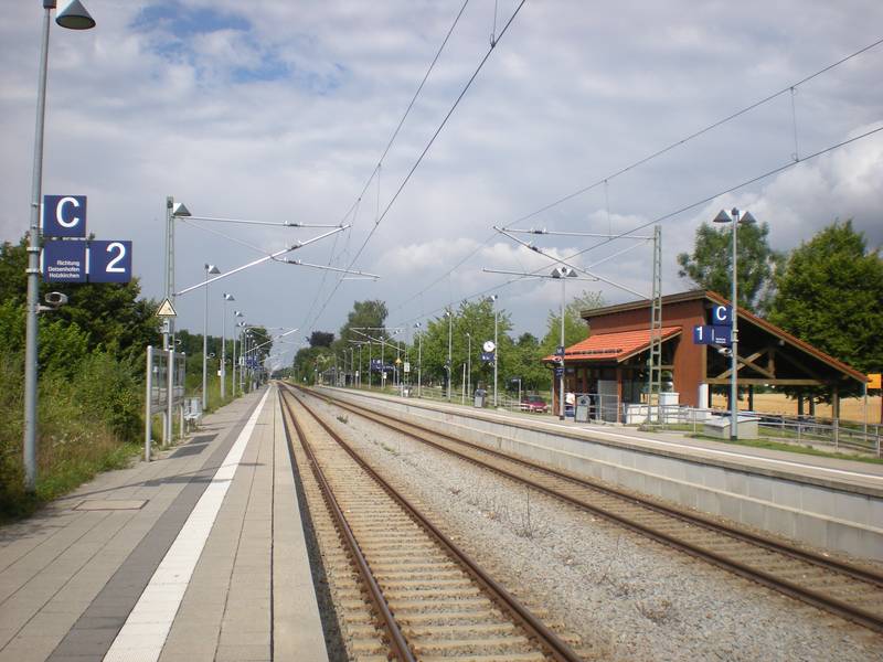 Seitenbahnsteige des S-Bahnhaltepunkts Furth (b Deisenhofen)