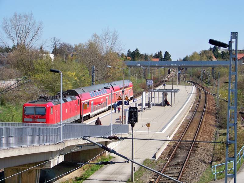 Wendende S1 der S-Bahn Leipzig-Halle im Bahnhof Miltitzer Allee im Neubaugebiet Leipzig-Grünau.