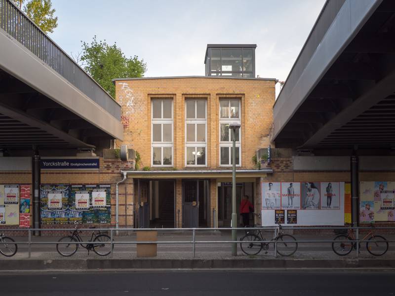 Eingang des S-Bahnhofs Yorckstraße (Großgörschenstraße) unter den Yorckbrücken in Berlin-Schöneberg.