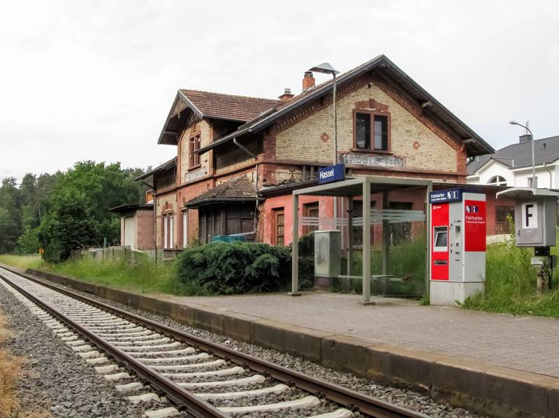 Das ehemalige Bahnhofsgebäude und der DB-Haltepunkt in Hassel/Saar