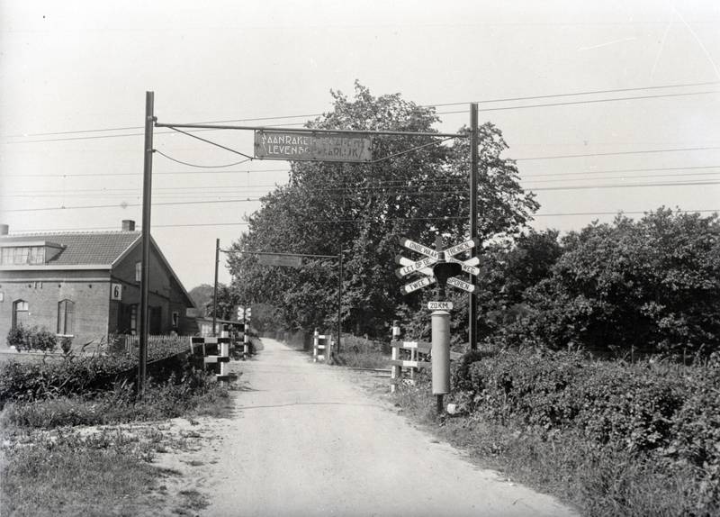 HUA-167609-Afbeelding van een onbewaakte spoorwegovergang bij Santpoort met een AGA gasflikkerlicht en links een deel van wachtpost 6.jpg
