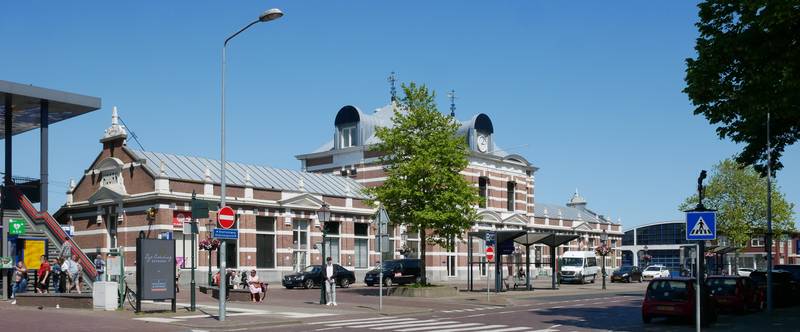 Front with station building at Hoorn railway station