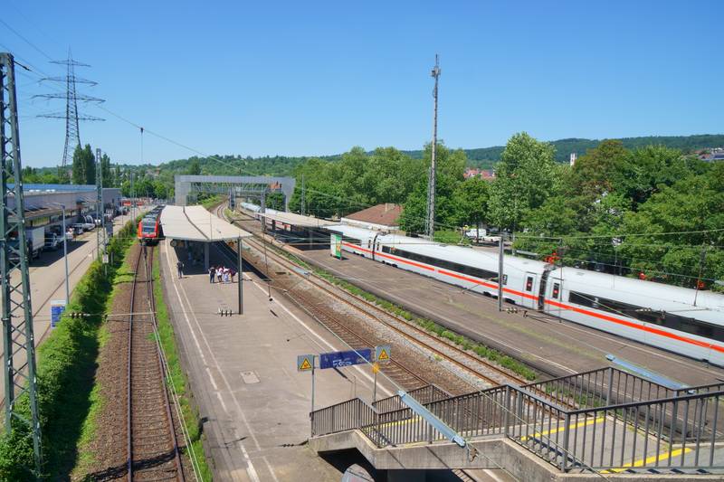 Der Bahnhof Altbach liegt an der Filstalbahn und wird von der S-Bahn Stuttgart bedient.