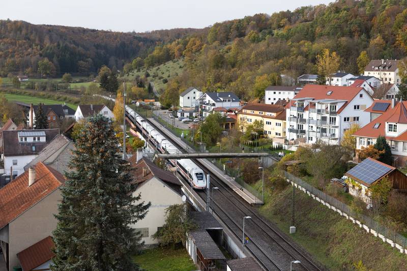 Lonsee Durchfahrt des ICE-4 Tz 9018 „Freistaat Bayern“ 2022 10 29.jpg