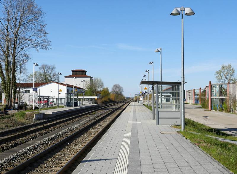 Außenbahnsteige des Bahnhofs Lagerlechfeld von Süden.