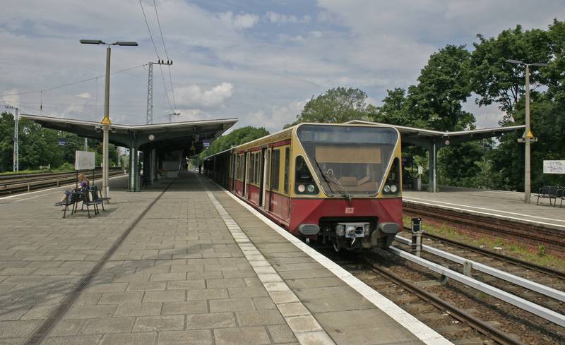 Zug der BR 480 am S-Bf Grünau.