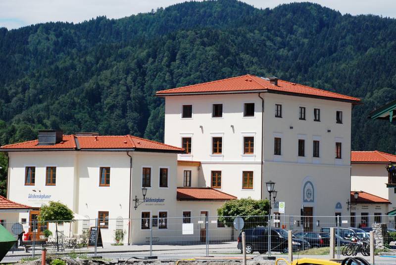 Schliersee Bahnhof Platzseite.jpg