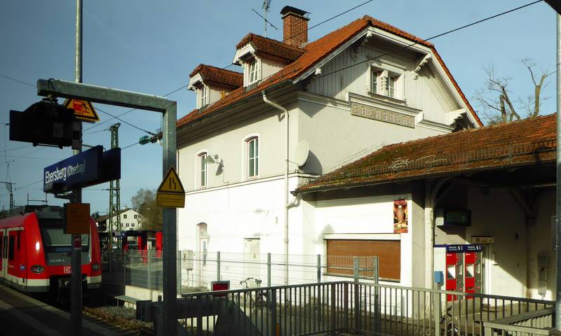 Empfangsgebäude des Bahnhofs Ebersberg (Oberbayern), Bahnsteigseite.