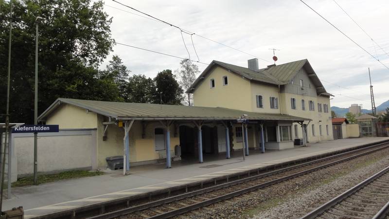 Kiefersfelden Bahnhof - Gebäude Bahnsteigseite.JPG