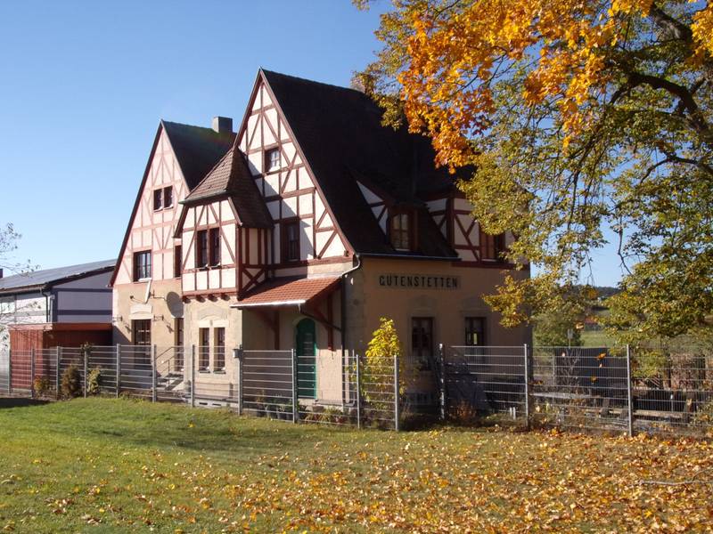 Bahnhofsgebäude Gutenstetten (Gleisseite)
