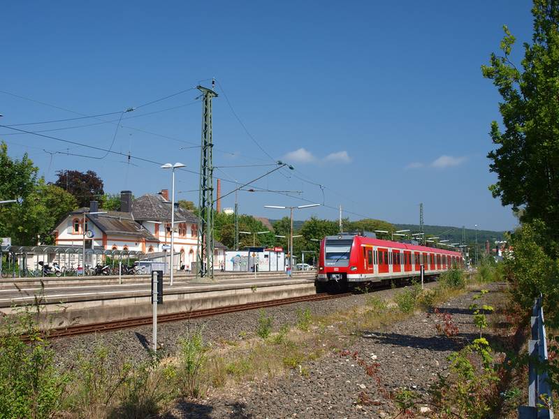 Friedrichsdorf Bahnhof von Osten.jpg