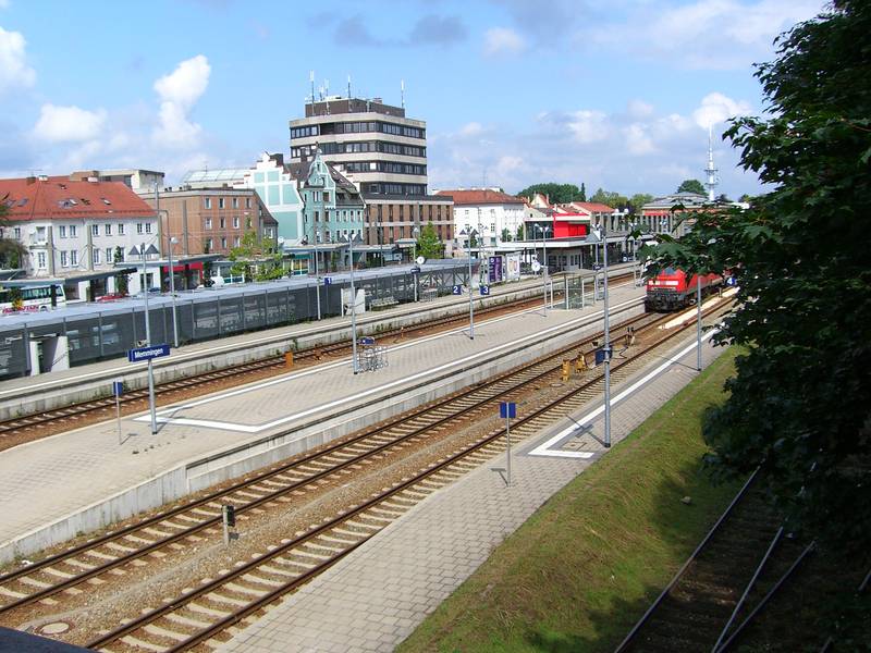 Bahnhof mit Bahnhofstraße und Maxicenter