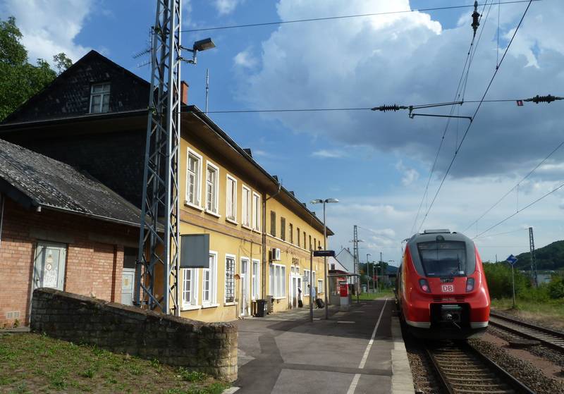 Bahnhof Perl, Bahnsteigseite mit Regionalbahn nach Trier