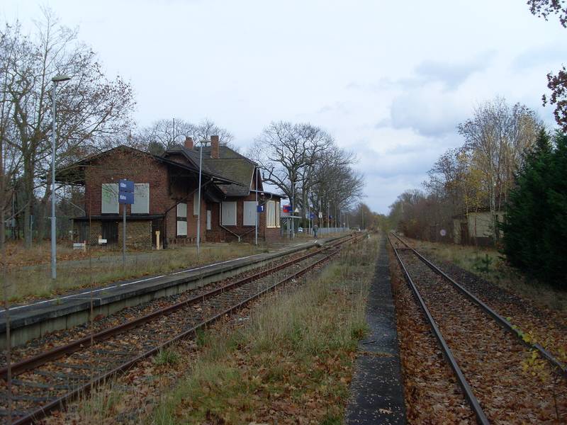 Klitten-railway-station-04-station-building-as-seen-from-tracks-view-towards-Mücka.JPG