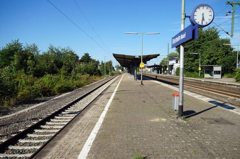 Bahnsteige des Bahnhofs Flörsheim (Main) auf der Gemarkung der Stadt Flörsheim am Main in Hessen