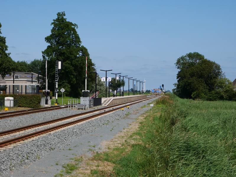 Tracks and platform at Dronryp railway station