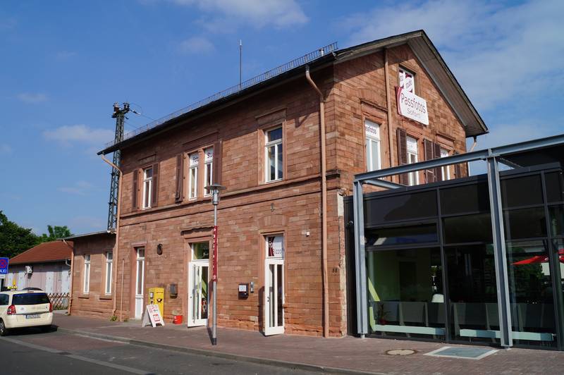 Das Bahnhofsgebäude des Bahnhofs Raunheim