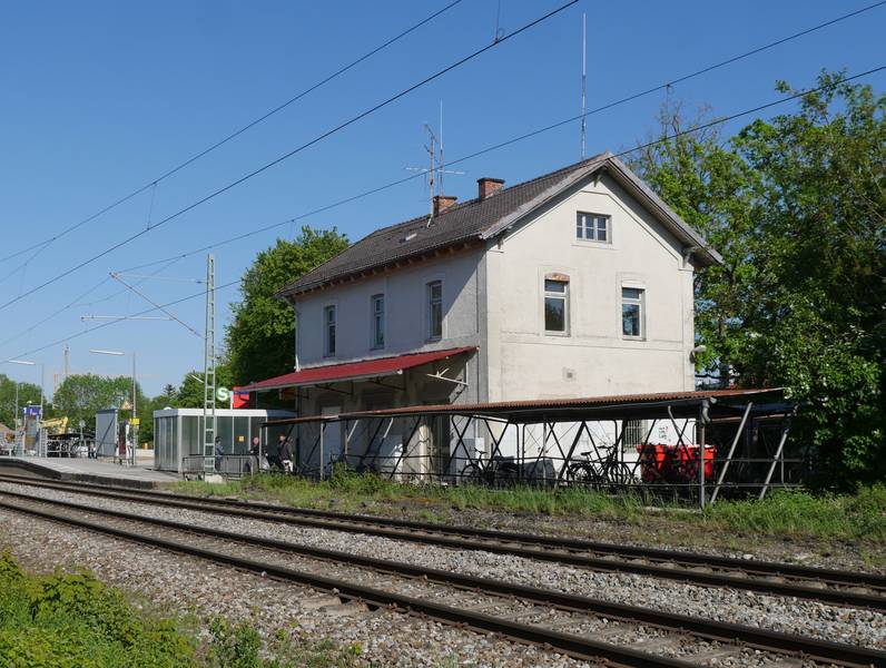 Bahnhof Poing Empfangsgebäude 2020.jpg
