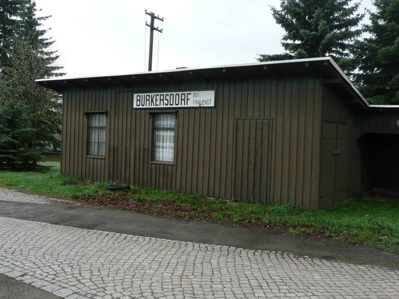 Erhaltene Wartehalle in Burkersdorf