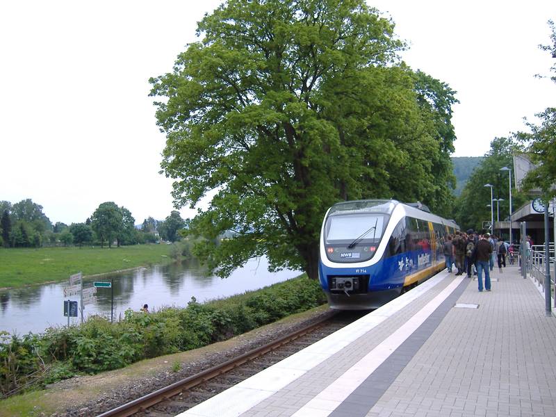 Haltepunkt Höxter, Rathaus 2006; Regionalbahn der Nord-West-Bahn nach Holzminden