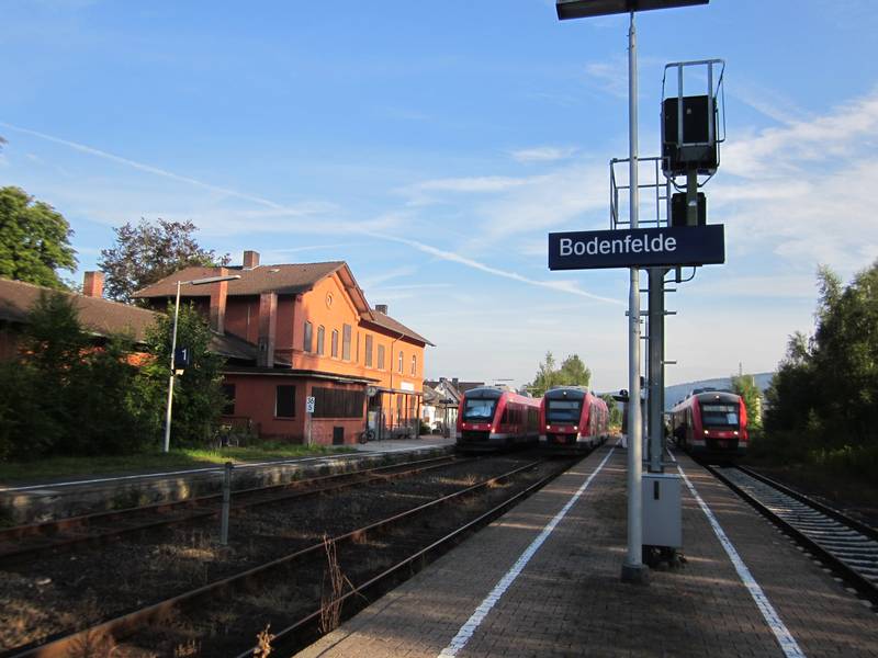 Bahnhof Bodenfelde-Taktknoten mit DB-Lints-2013.jpg