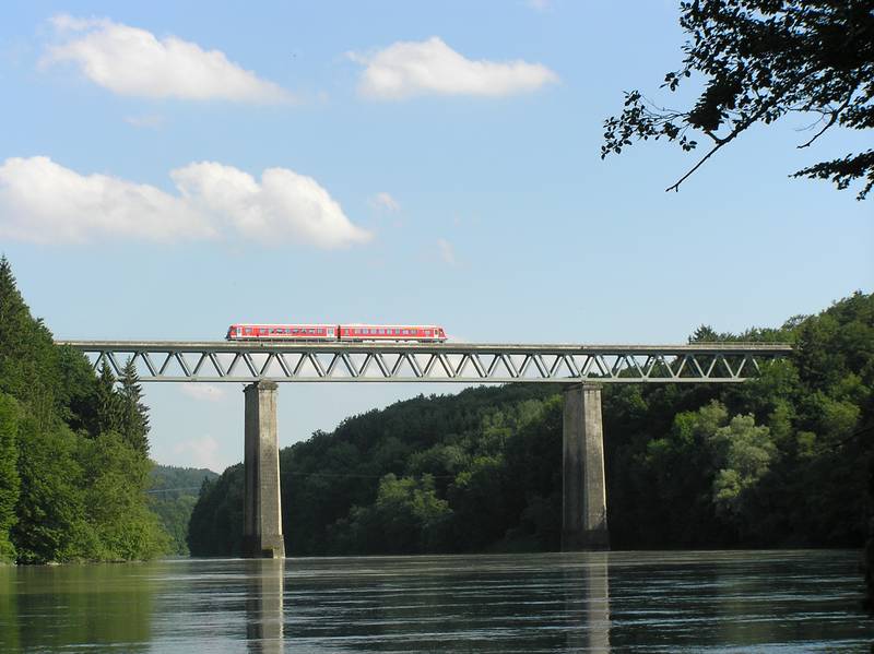 Innbrücke bei Königswart mit einem VT628-Triebwagen der Südostbayernbahn