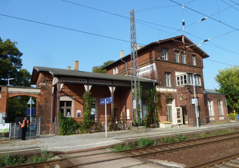 Bahnhof Wiesenburg (Mark), Empfangsgebäude, Gleisseite