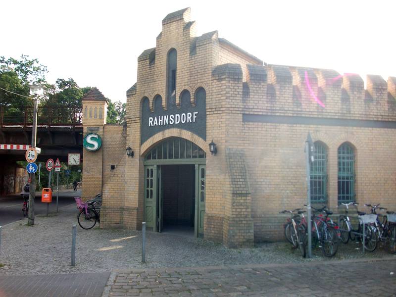 Empfangsgebäude des S-Bahnhofs Rahnsdorf in Berlin