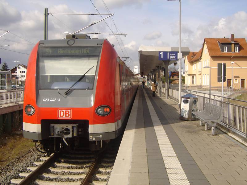 Ein ET423 der S-Bahn Rhein-Main auf der Linie S1 in Rödermark-Ober-Roden