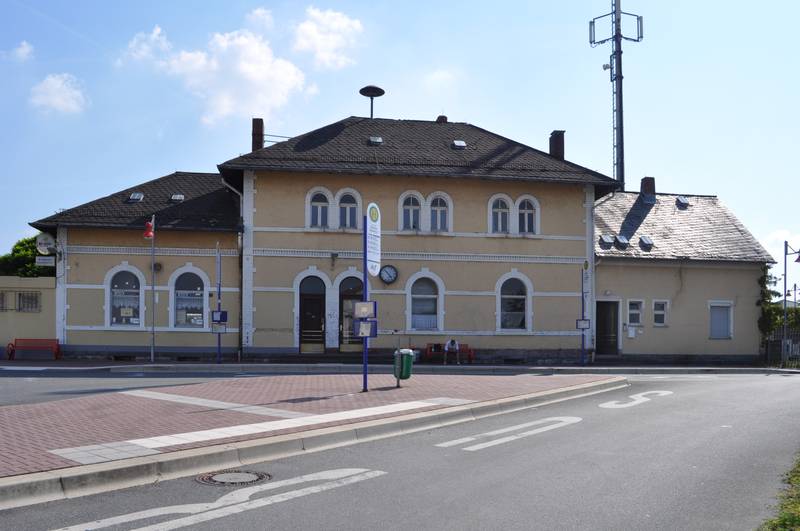 Bahnhofsgebäude Usingen von der Stadt her fotografiert