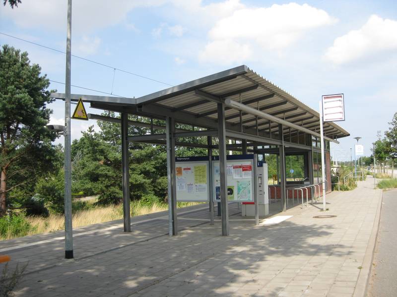 Haltepunkt der Regionalbahn in Lübeck-Kücknitz an der Travemünder Landstraße im Bereich Roter Hahn