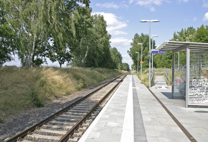 Hp Blumberg-Rehhahn: Bahnsteig in Blickrichtung Blumberg (b Berlin).