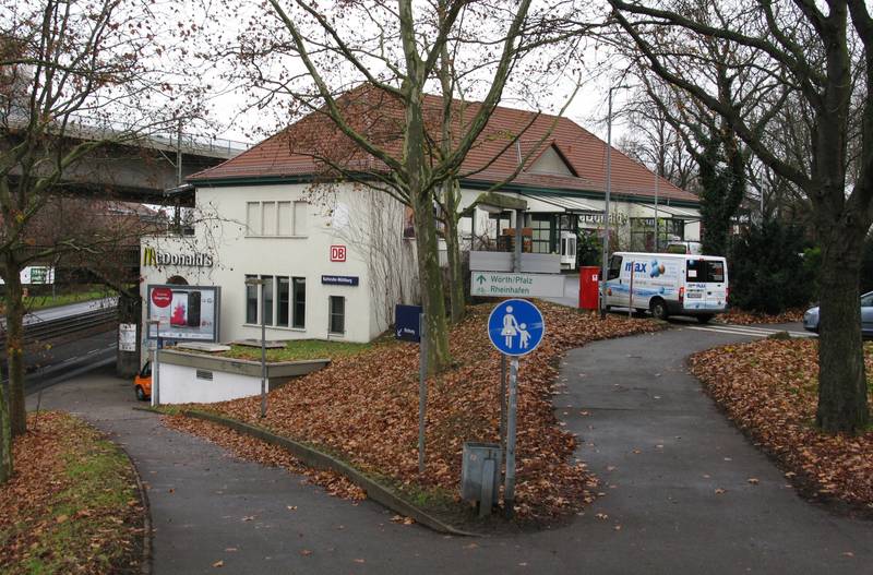 Bahnhof Karlsruhe-Mühlburg mit McDonald's Drive-in