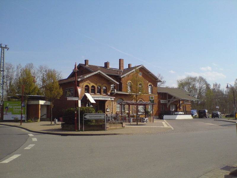 Algermissen station with "Locomotive shed" pub