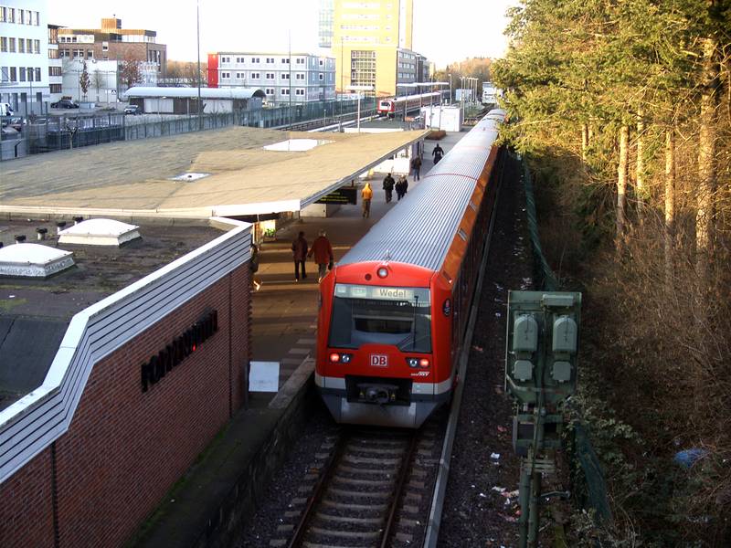 train type 474/874 of the Hamburg S-Bahn at station Poppenbüttel