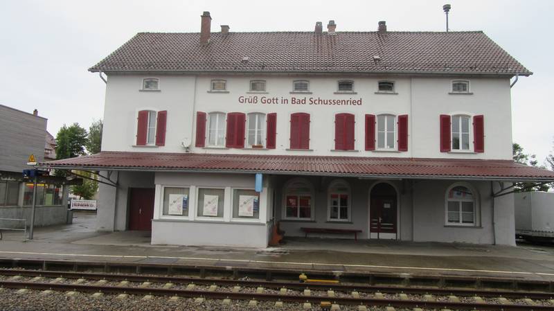 Das Empfangsgebäude des Bahnhofs Bad Schussenried von der Gleisseite.