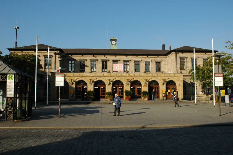 Bahnhof Erlangen vom Bahnhofplatz