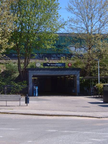 Indgangen til Stengården Station