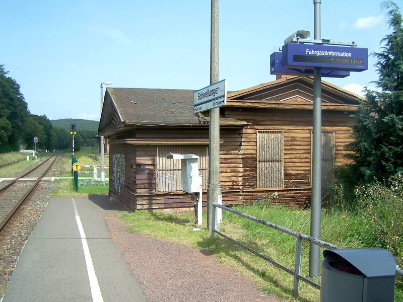 Ansichten und Details zum Haltepunkt Schwallungen der Werrabahn. Ansicht aus Richtung Meiningen.