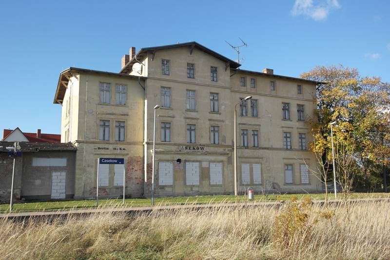 Bahnhof Casekow, denkmalgeschütztes Bahnhofsgebäude, GLeisseite
