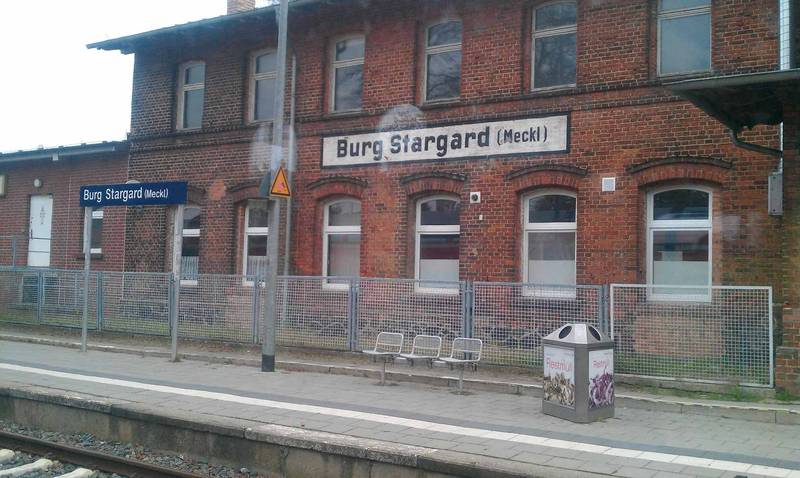 Bahnhofsschilder am Bahnhof Burg Stargard (Meckl)