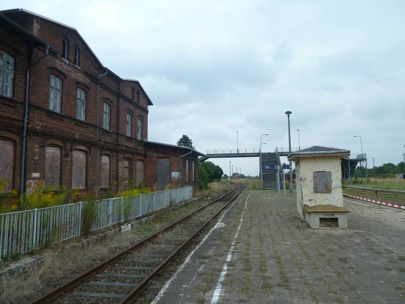 Bahnhof Karow (Meckl),Bahnsteig und denkmalgeschütztes Bahnhofsgebäude