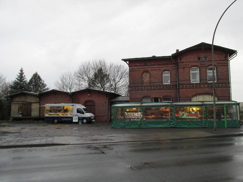 das ehemalige Empfangsgebäude des Bahnhofs Emmerstedt an der Emmerstedter Straße 16 in Helmstedt