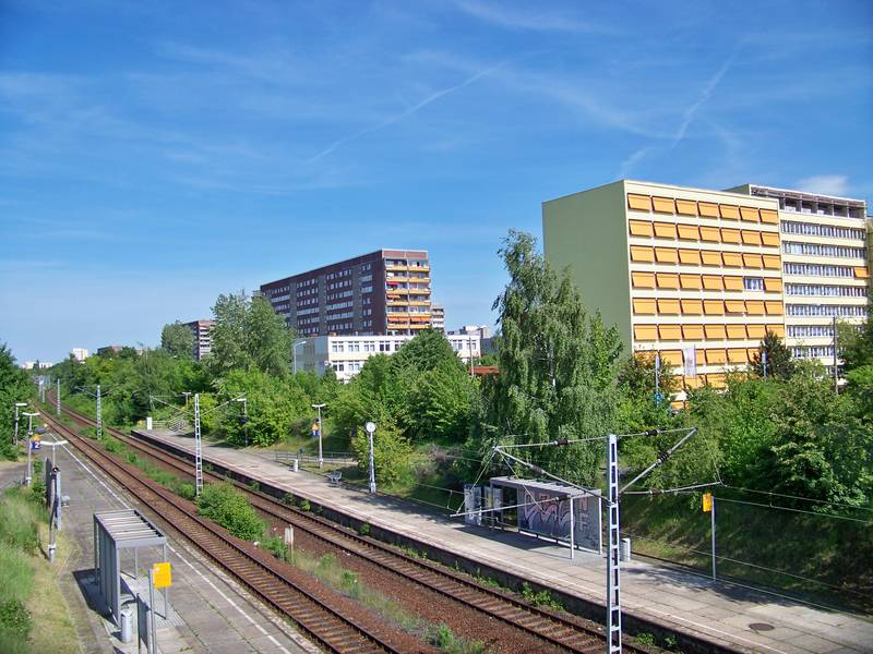 Leipzig-Grünau von der Brücke Kiewer Straße, unten S-Bahnhalt Karlsruher Straße