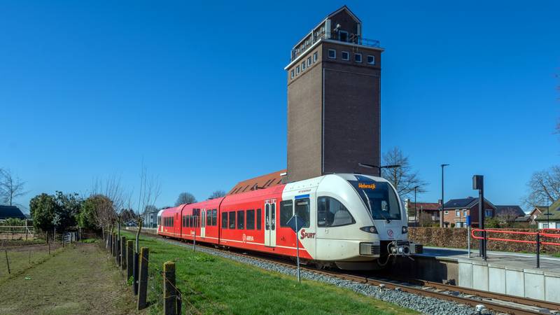 Op station Wehl met op de achtergrond de beeldbepalende Graansilo.