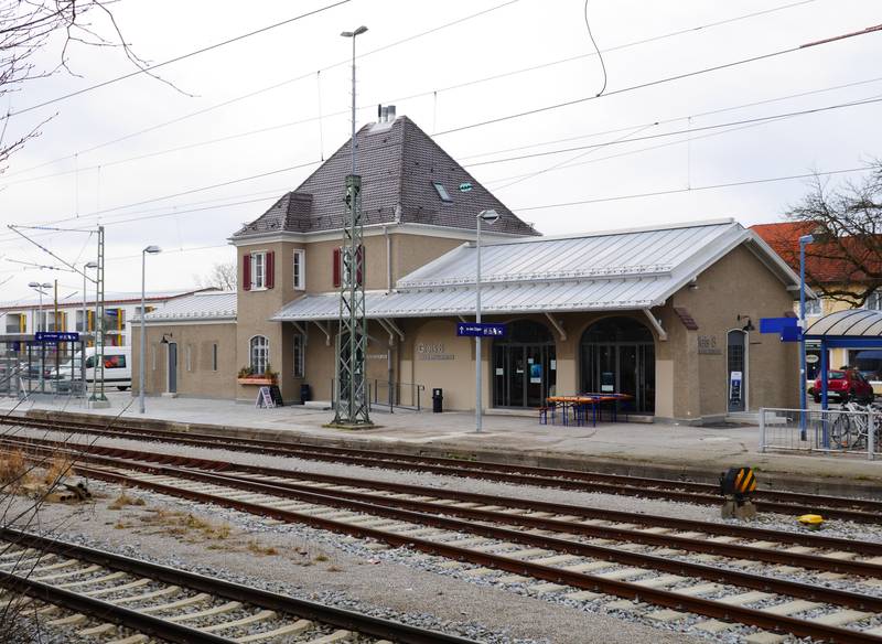 Empfangsgebäude des Bahnhofs Gilching-Argelsried von der Gleisseite, Blick aus Richtung Osten