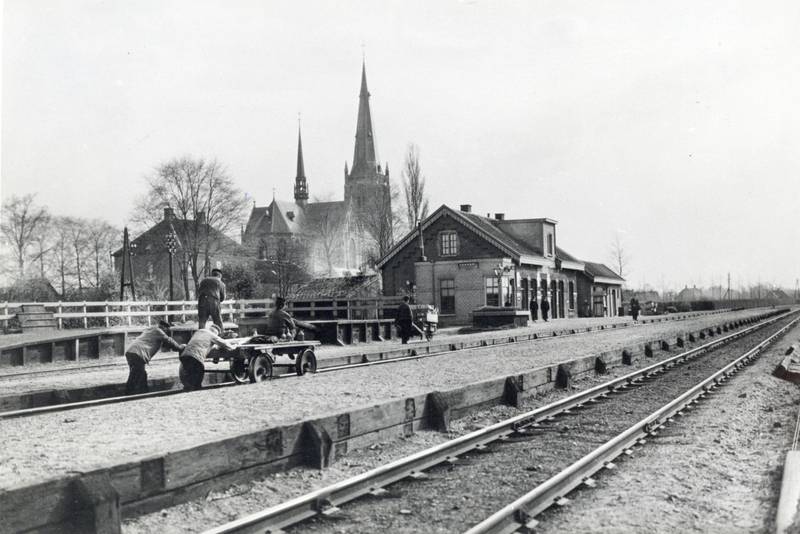 Gezicht op de perronzijde van het station Helvoirt van de Staatsspoorwegen te Helvoirt.