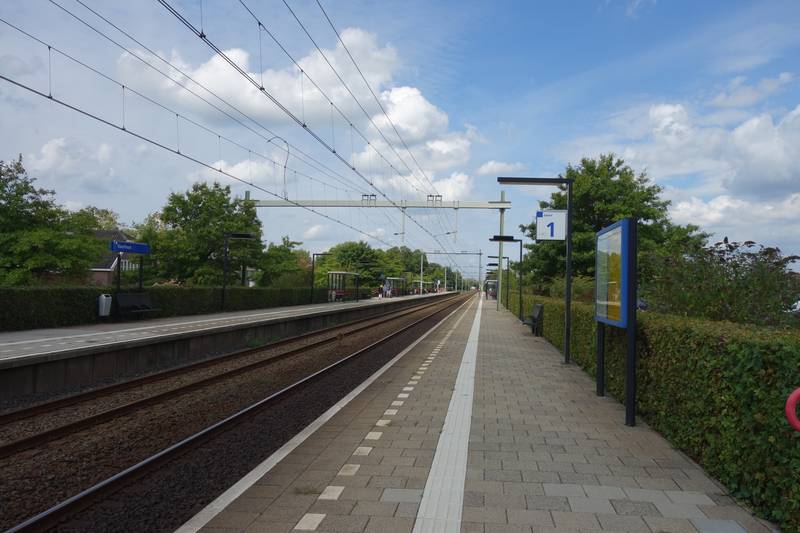 Zicht vanaf perron 1 van station Voorhout in de richting van Noordwijkerhout.
